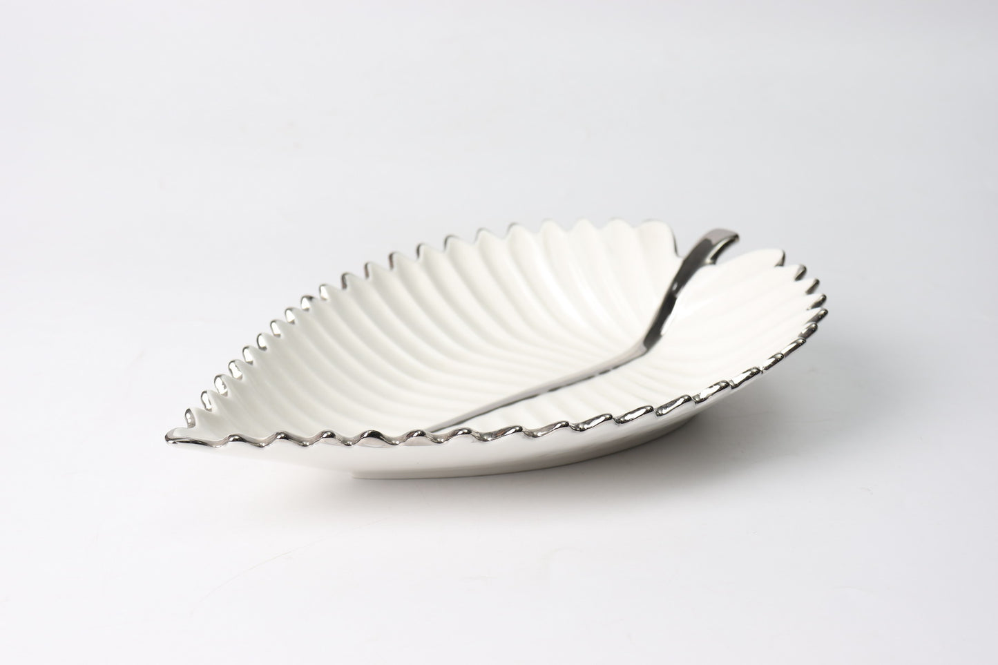 Luxury Leaf-Shaped Ceramic Serving Plate – Gold & Silver Trim Options